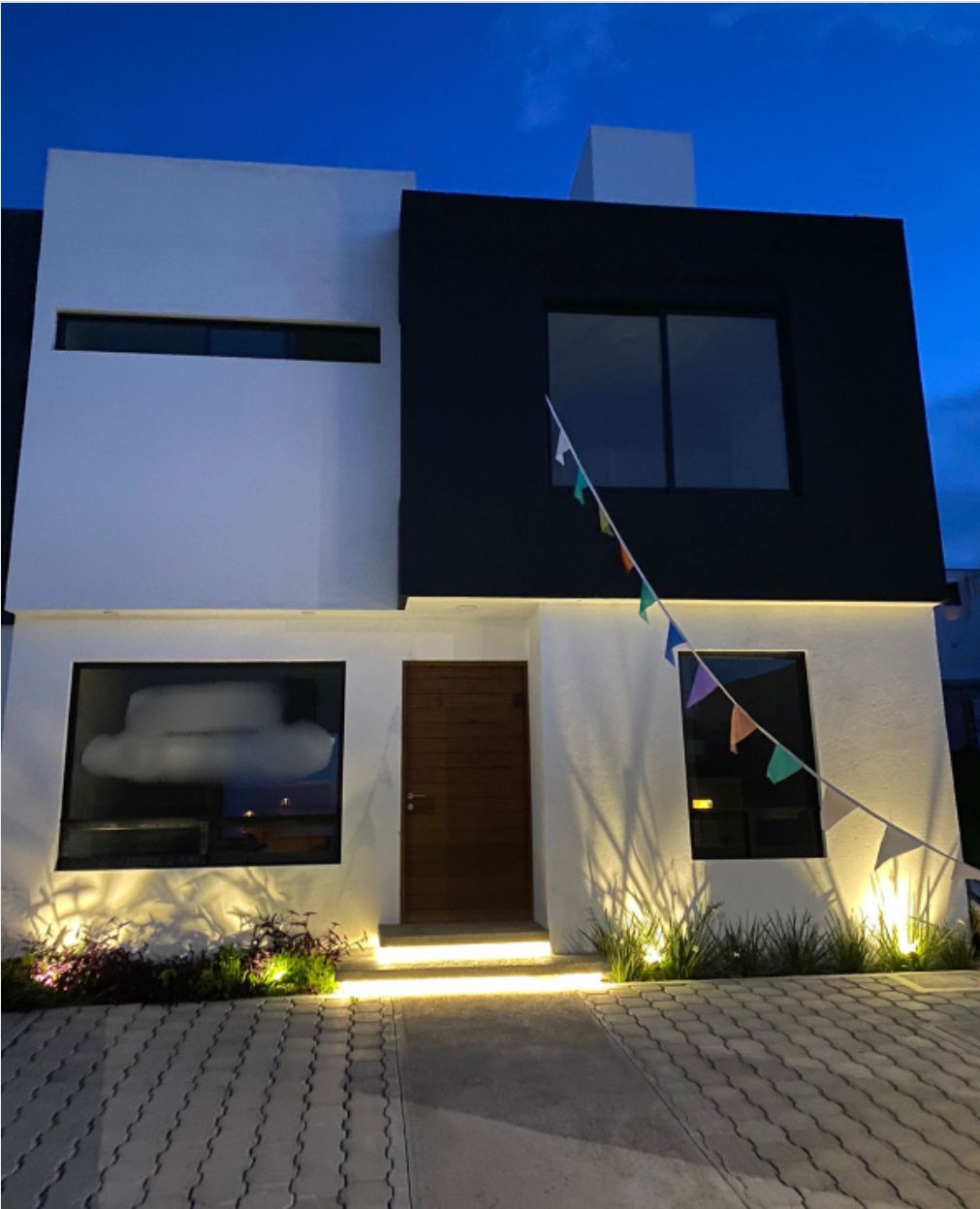 1 de 16: Fachada principal con arquitectura en iluminación