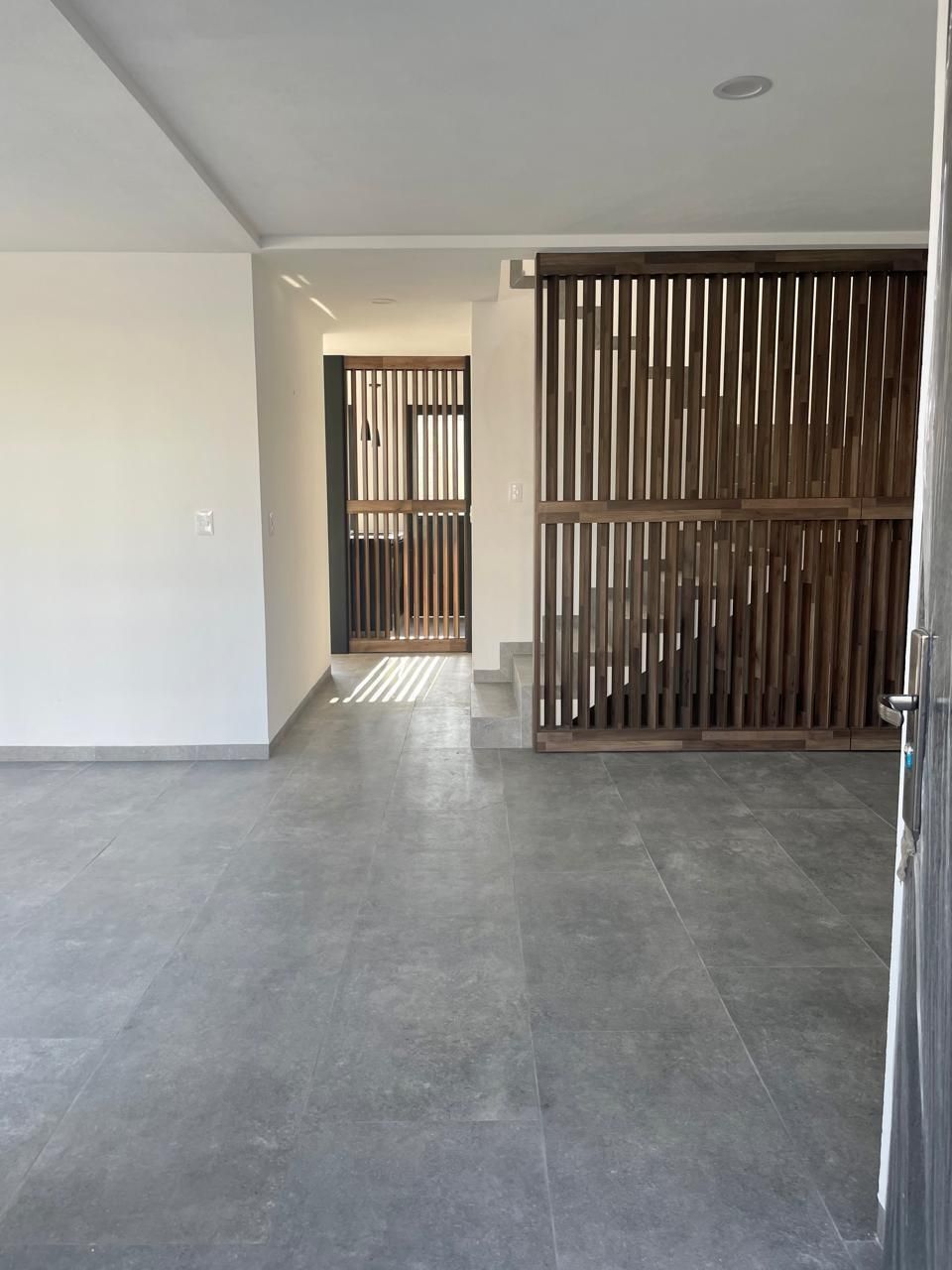 2 de 13: Iluminada área de sala comedor