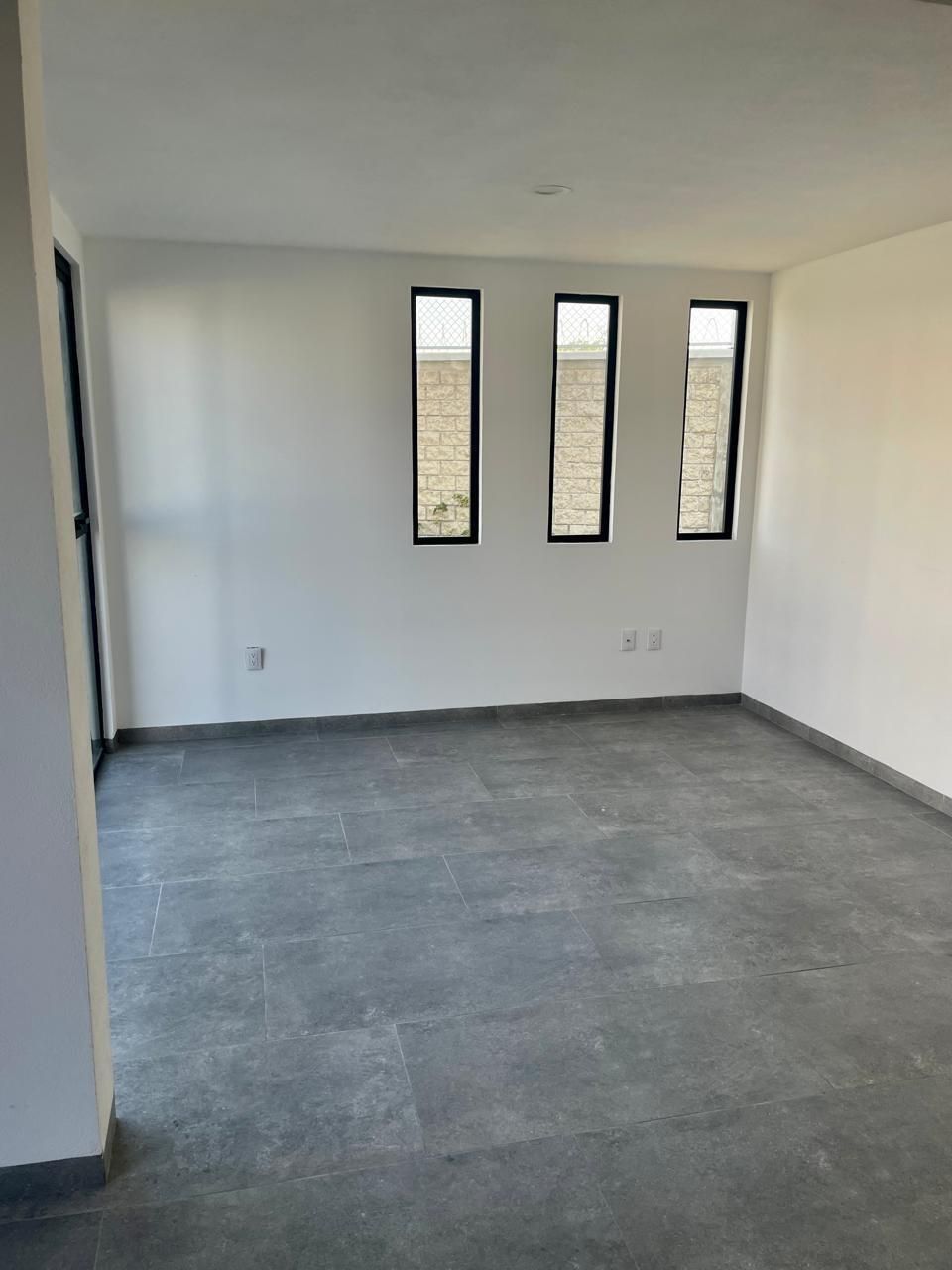 4 de 13: Amplios ventanales en sala para mayor luz