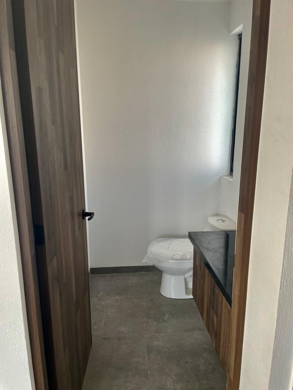 5 de 13: Medio baño con acabados negros