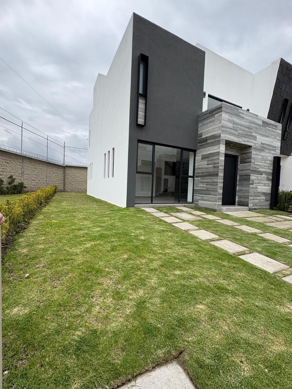 12 de 13: jardín lateral