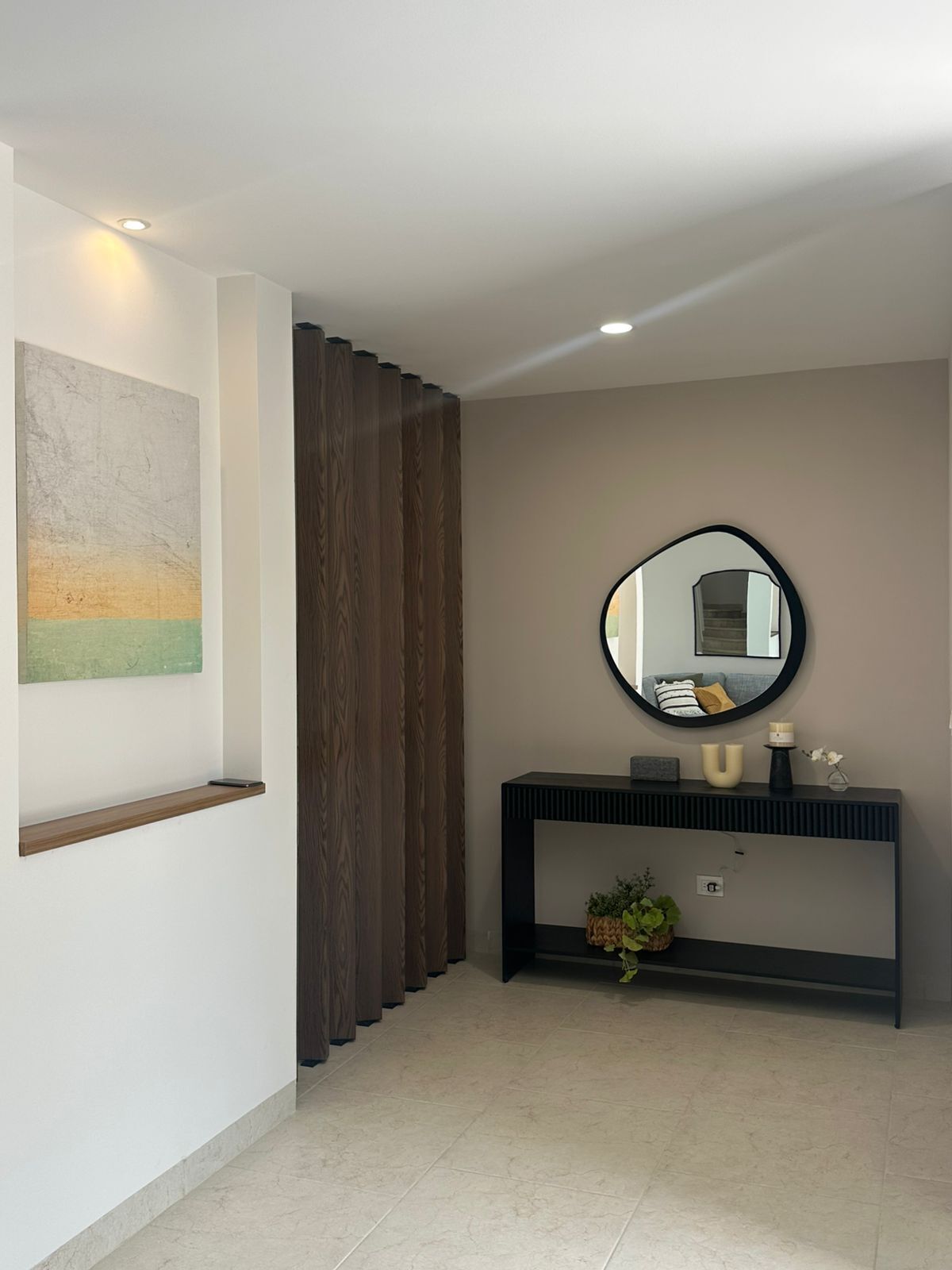 2 de 16: Entrada, espacio funcional junto al baño