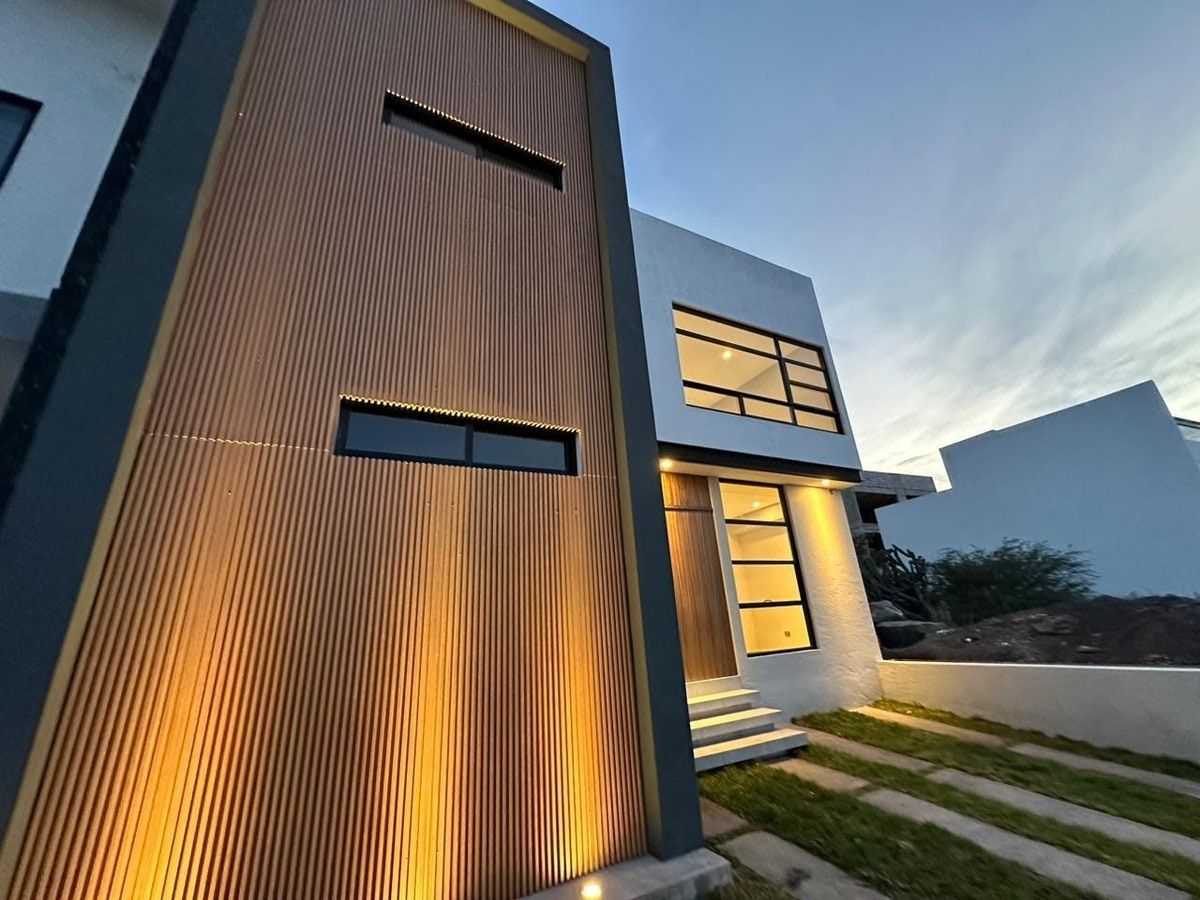 Casa en venta en Zibata condominio Turquesa, cuarto de servicio y roof garden