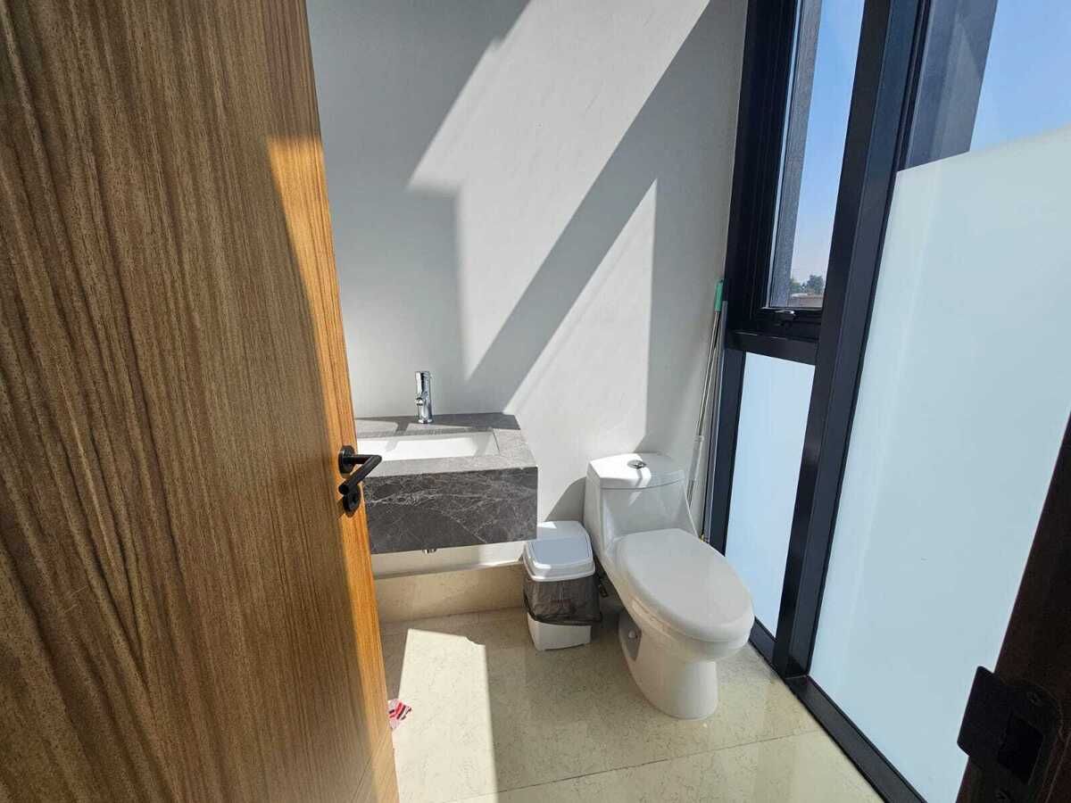 7 of 16: BAÑO PARA MEDICO
