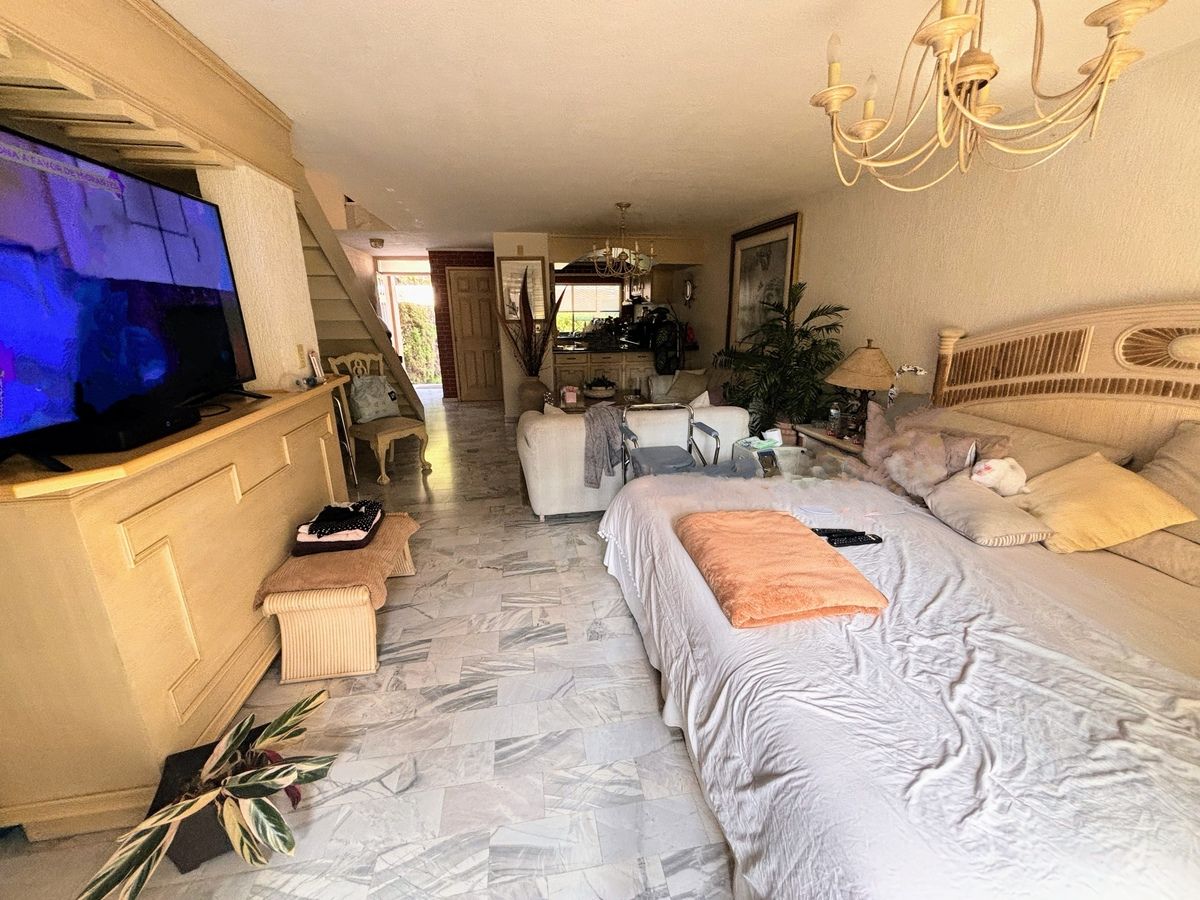 5 of 13: Sala, se acondicionó como recámara por cuestión de salud
