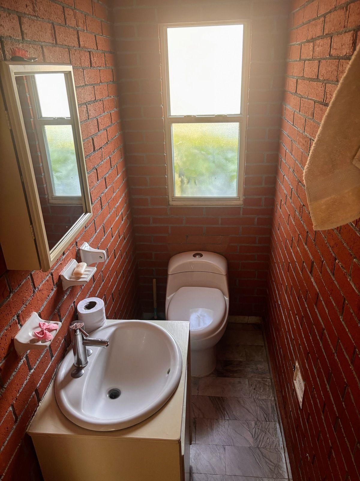 3 of 13: Medio baño de visitas