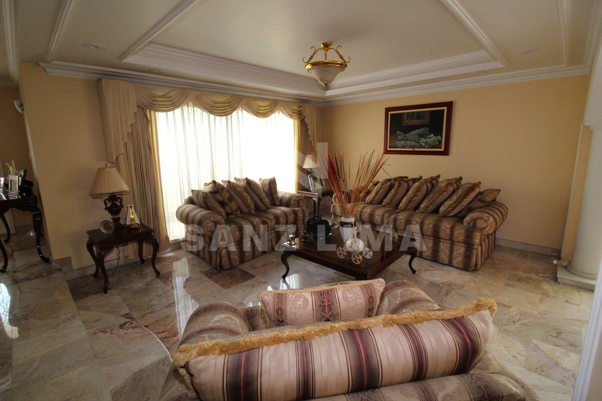 3 of 32: Sala