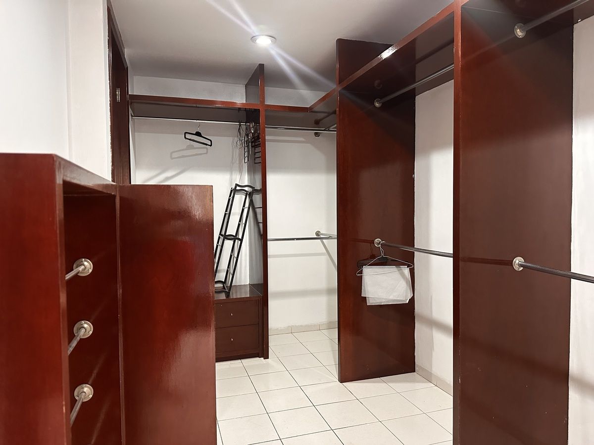 16 of 37: Vestidor recámara principal