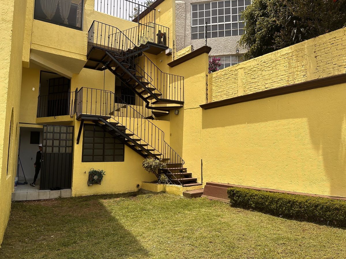 3 of 36: Escalera de servicio