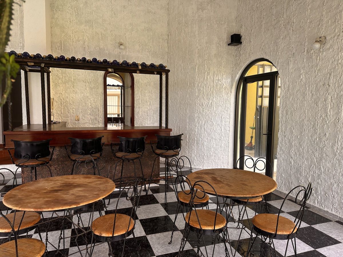 28 of 37: Salón de juegos