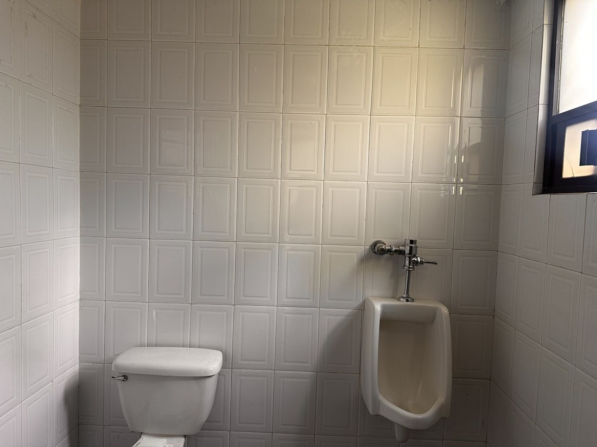 32 of 37: Baño de caballeros de salón de juegos