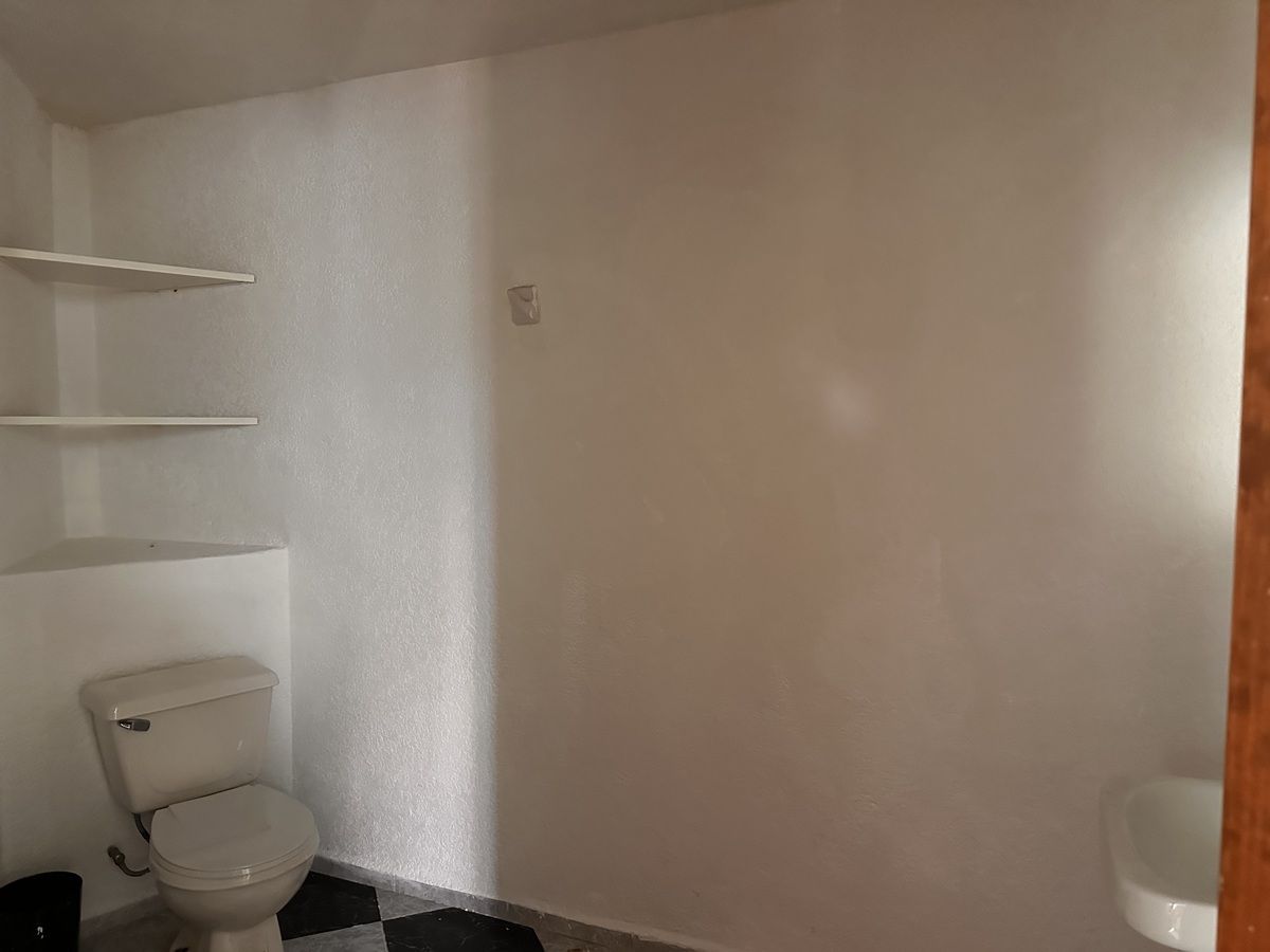 33 of 37: Baño damas salón de juegos