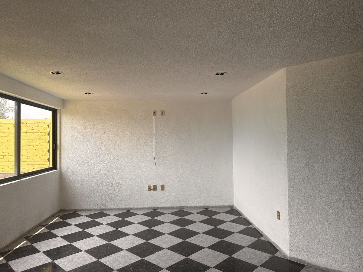 30 of 37: Estudio al lado del salón de juegos