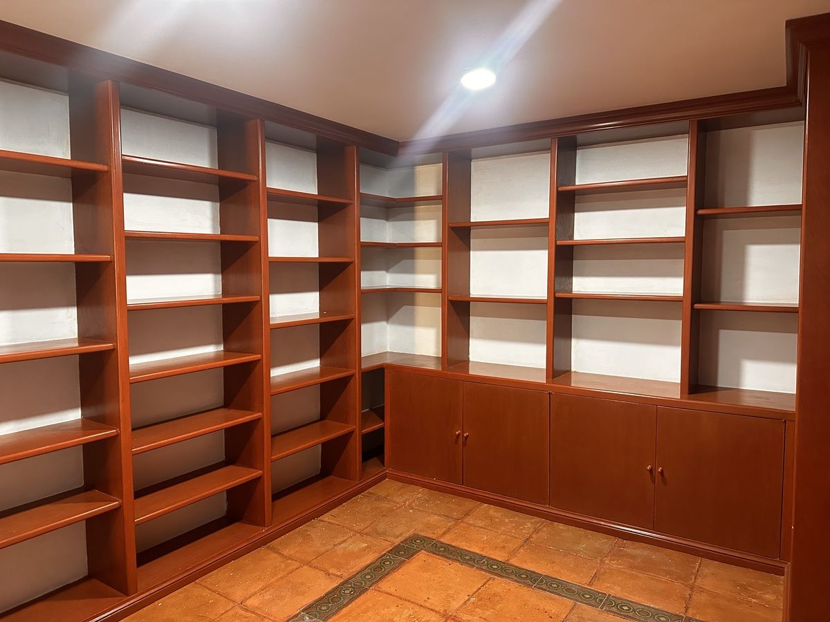 12 of 37: Biblioteca /cava