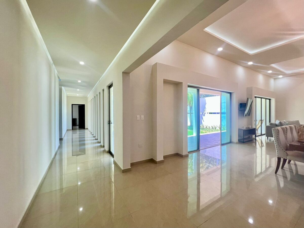 3 de 43: Corredor hacia Habitaciones