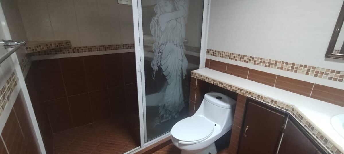 20 de 27: Baño recamaras secundarias