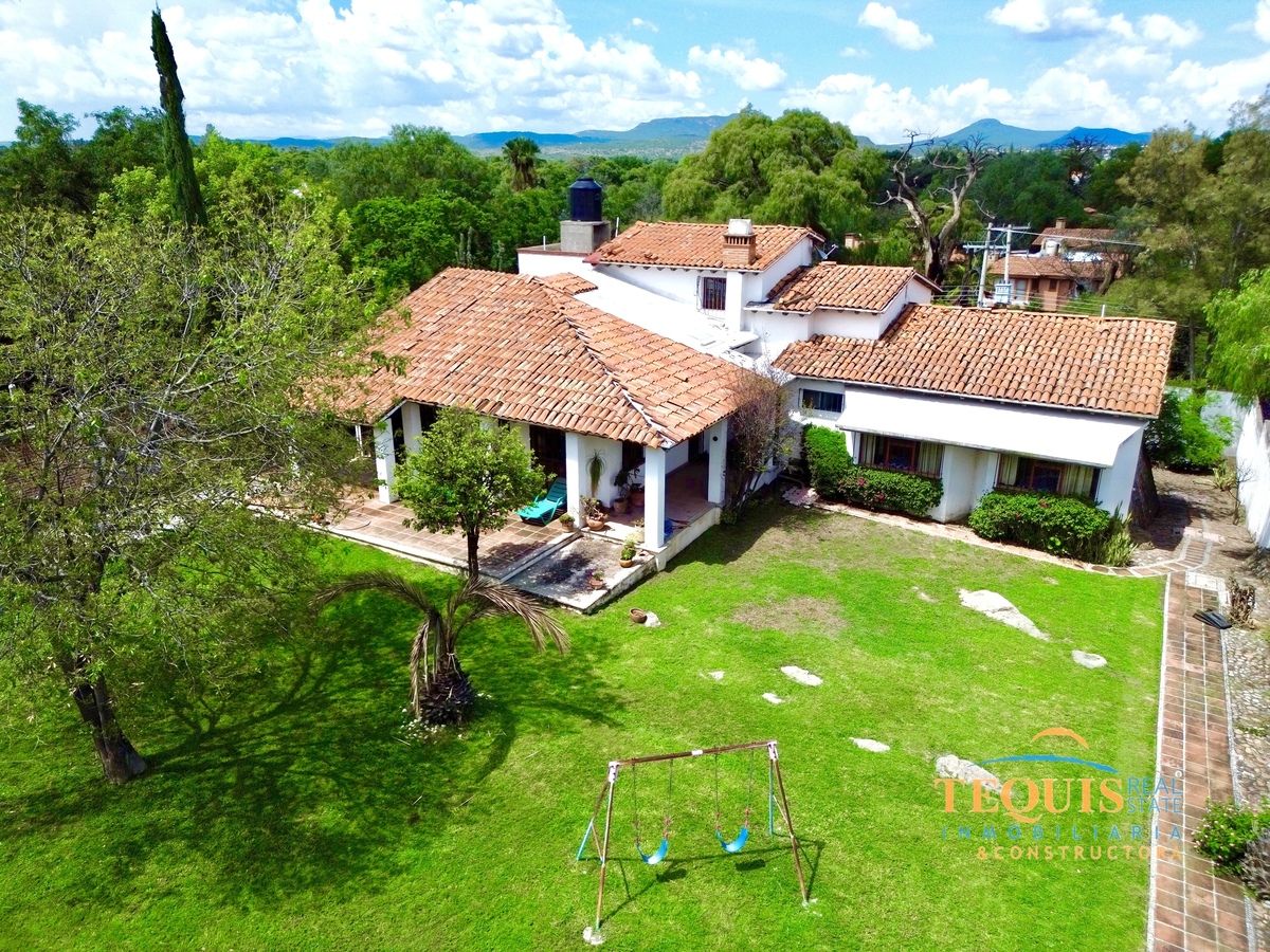 Casa en venta en el centro de tequisquiapan 5 recamaras y gran jardin