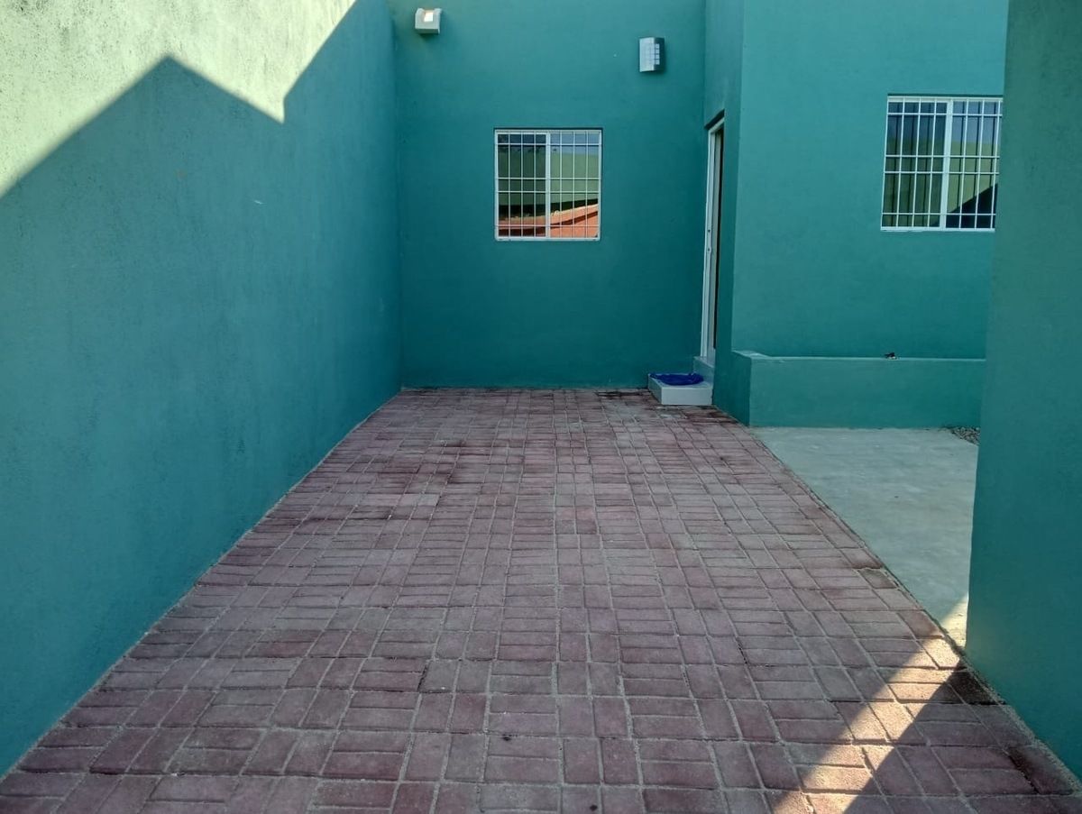 5 of 11: Estacionamiento con piso de adoquín