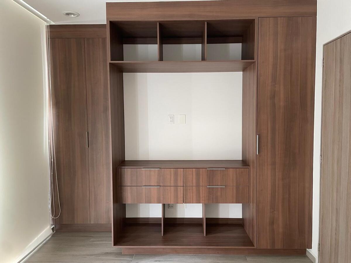 5 of 9: Recamara con closet