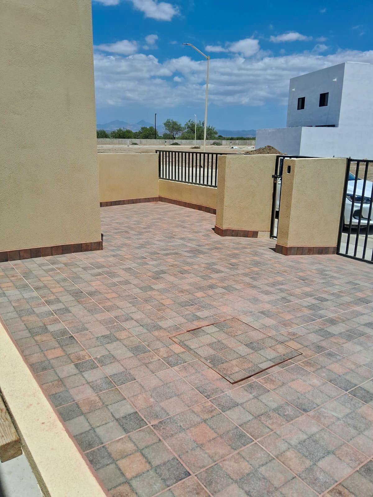 5 of 14: vista patio frontal