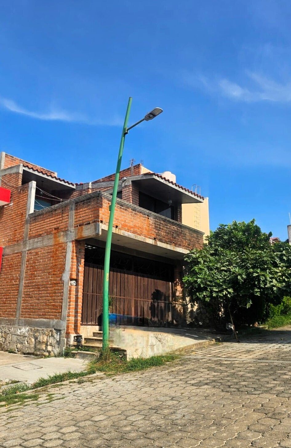 1 of 19: Fachada principal