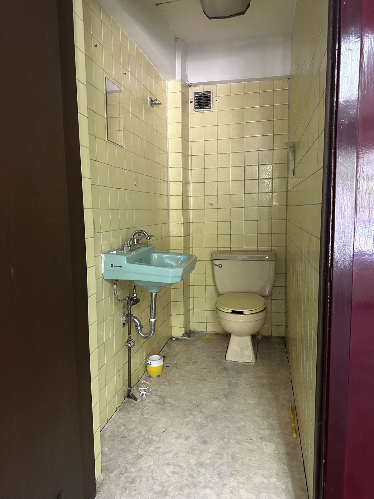 4 de 12: BAÑO OFICINA PRINCIPAL
