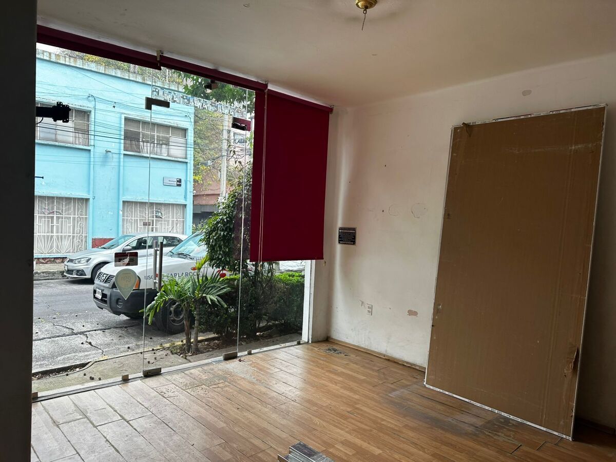 1 de 4: Vista al exterior del local