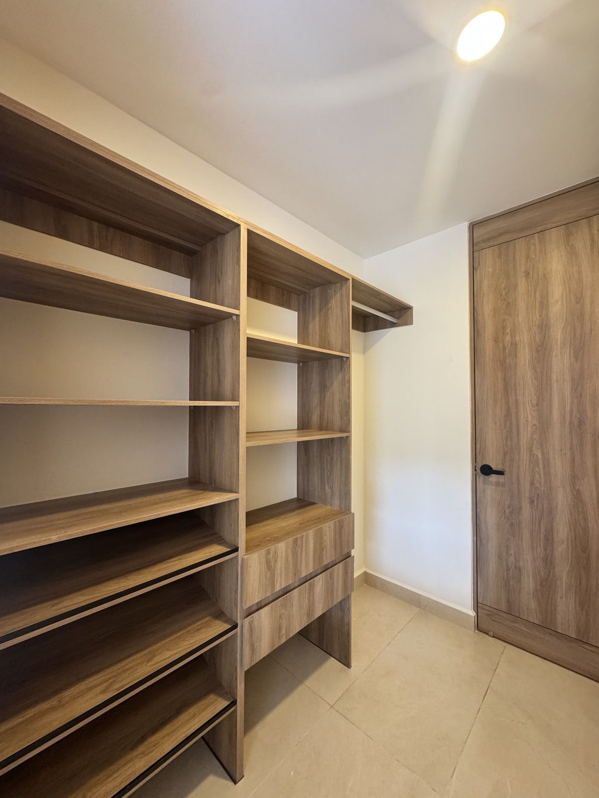 10 de 26: Clóset vestidor recámara principal