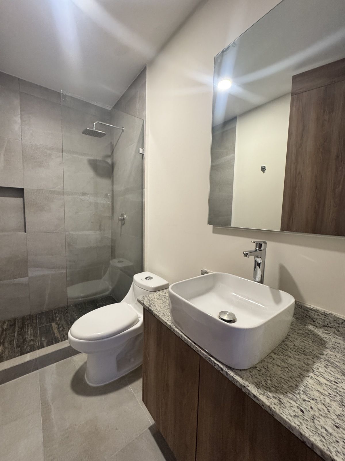 13 de 26: Baño completo del depa para visitas y recámara 2