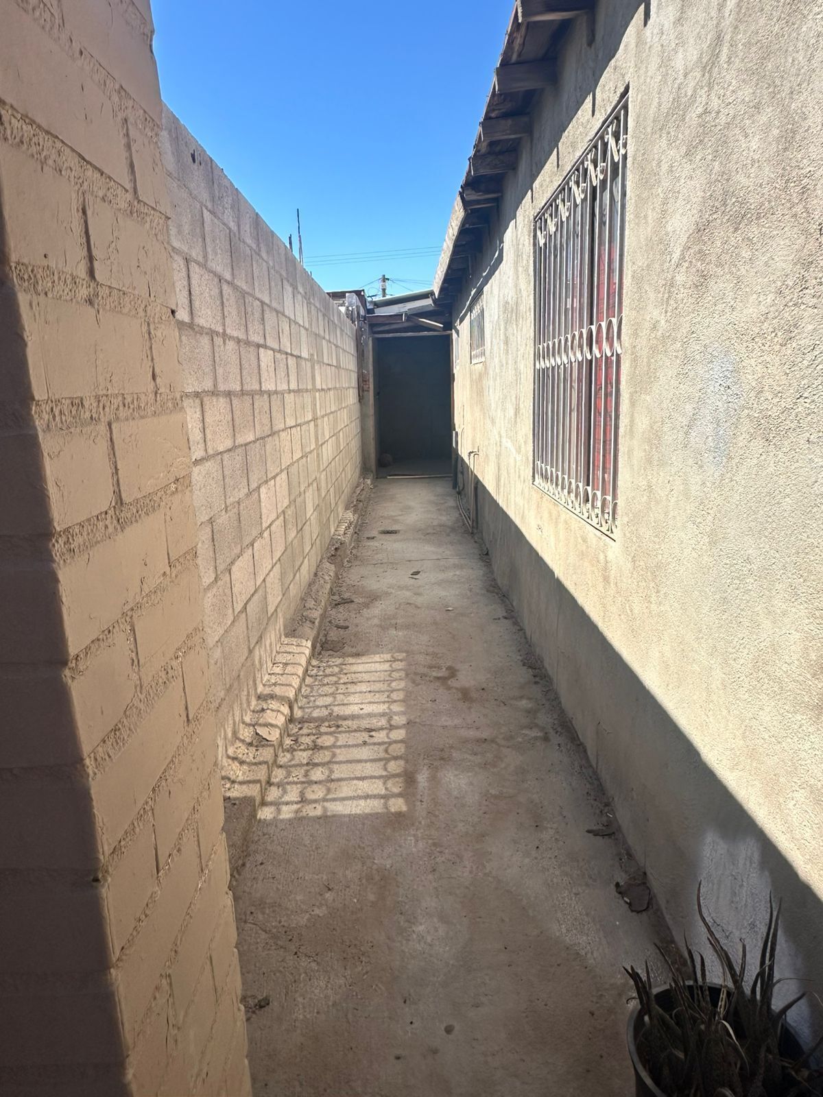 4 of 9: pasillo de servicio
