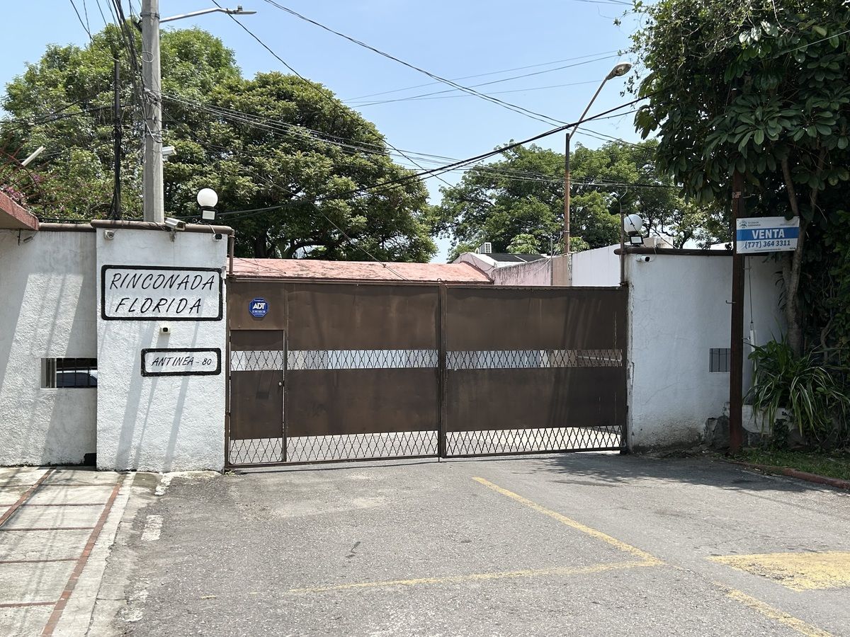 4 de 24: portón del fraccionamiento