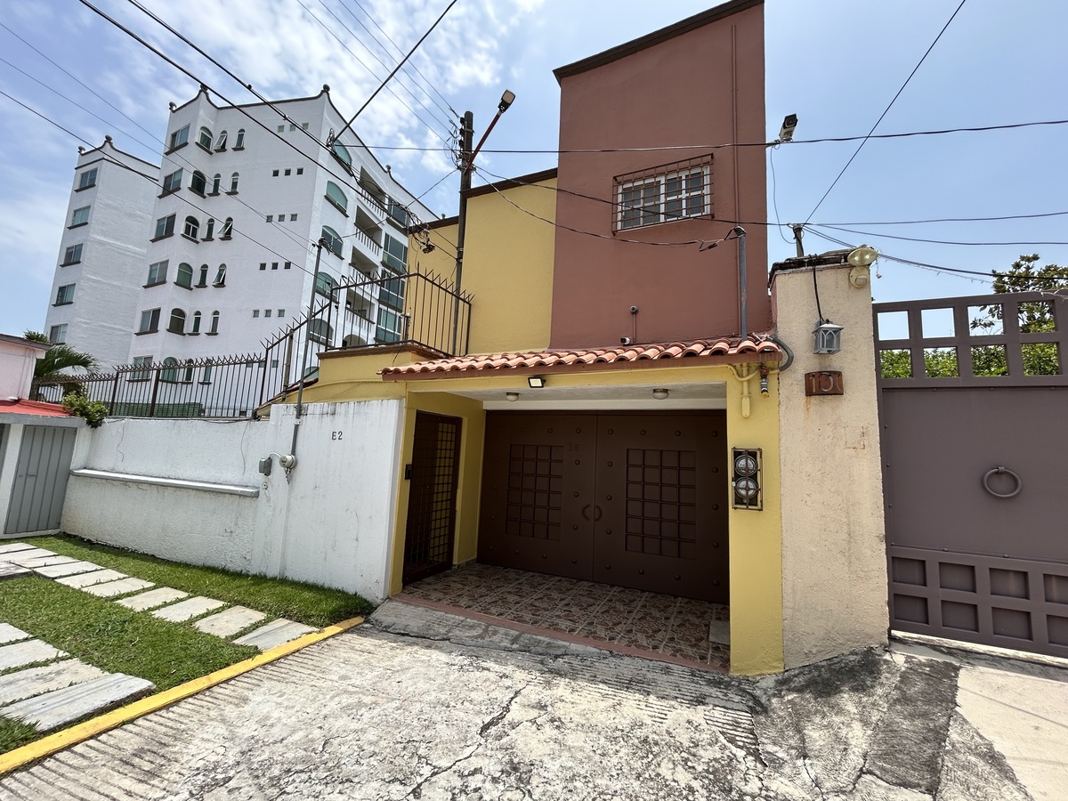 4 of 24: puerta principql