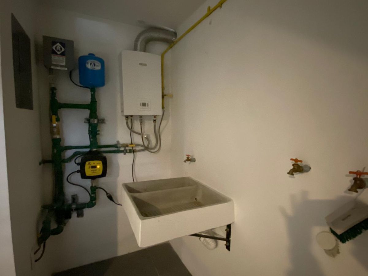 29 de 29: Hidroneumático  y calentador junto a la cochera