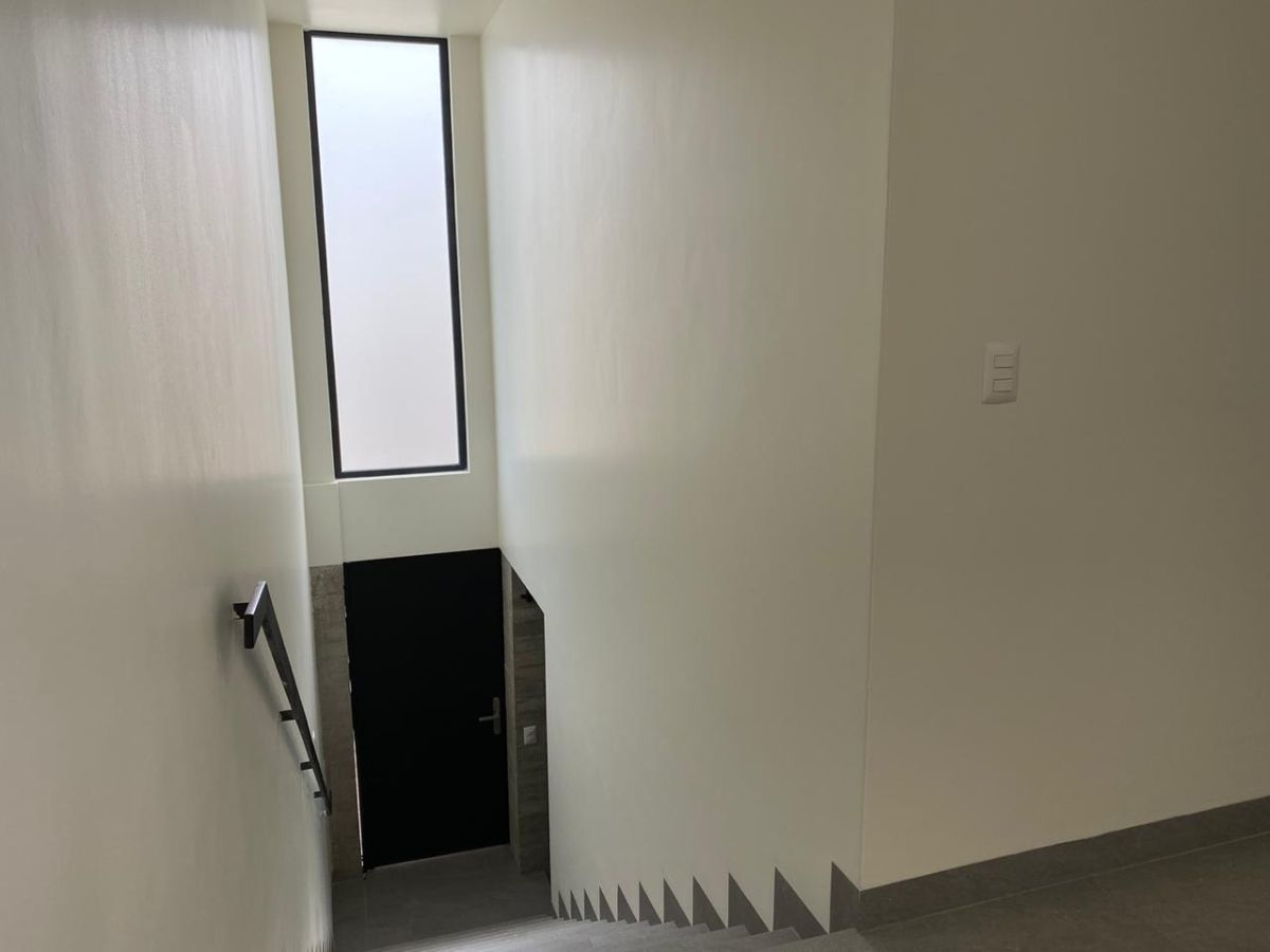 3 de 29: Escaleras de acceso, al fondo puerta principal
.