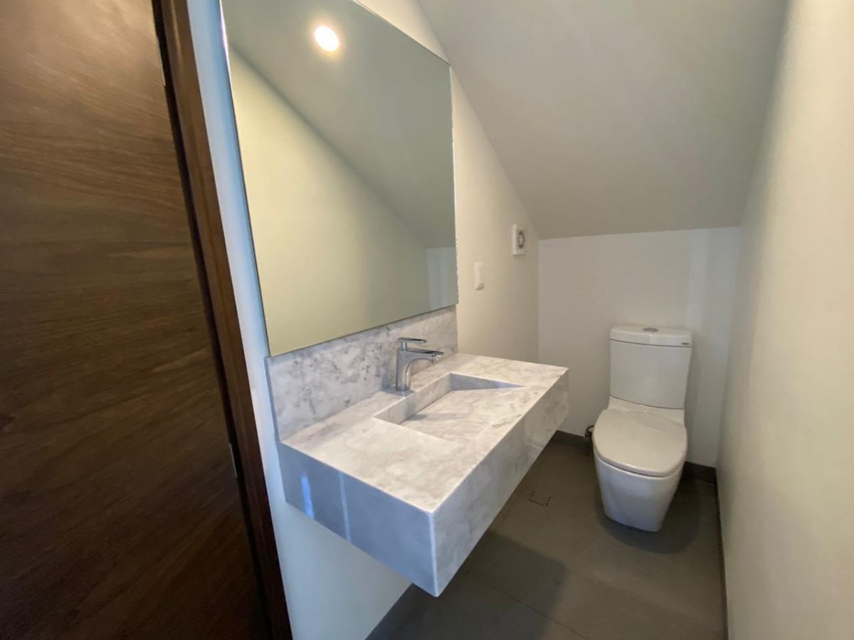 16 de 29: Medio baño en planta baja