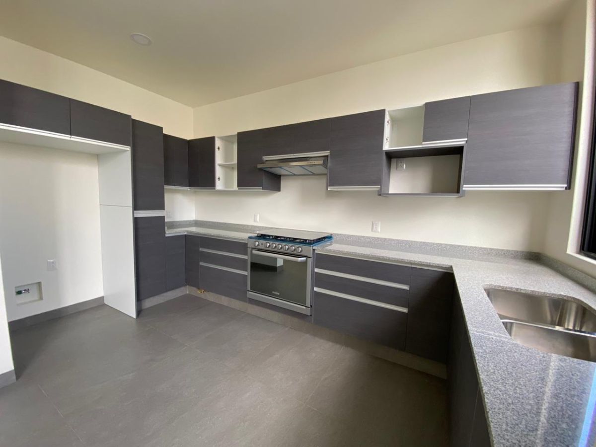 11 de 29: Cocina integral con estufa y campana.