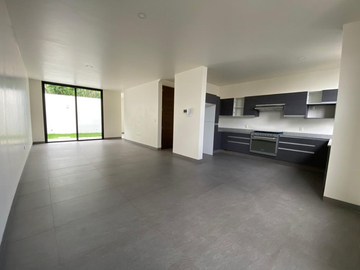 6 de 29: Comedor y Sala con vista a jardín.