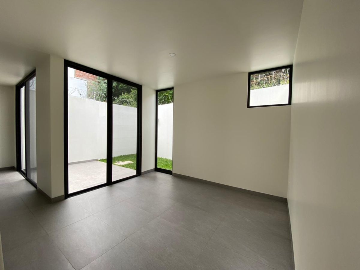 8 de 29: Sala de TV  con ventanales a jardín.