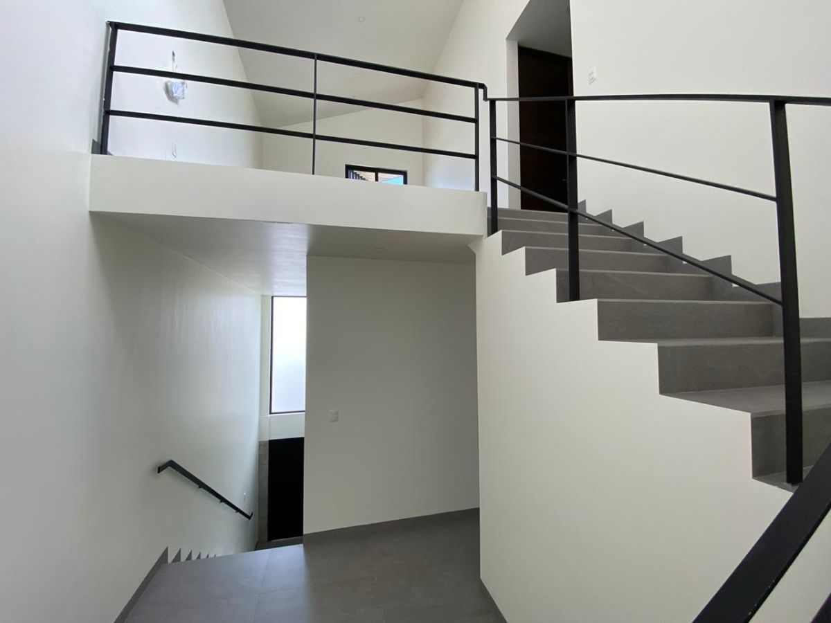 5 de 29: Vista del vestíbulo hacia planta alta. 