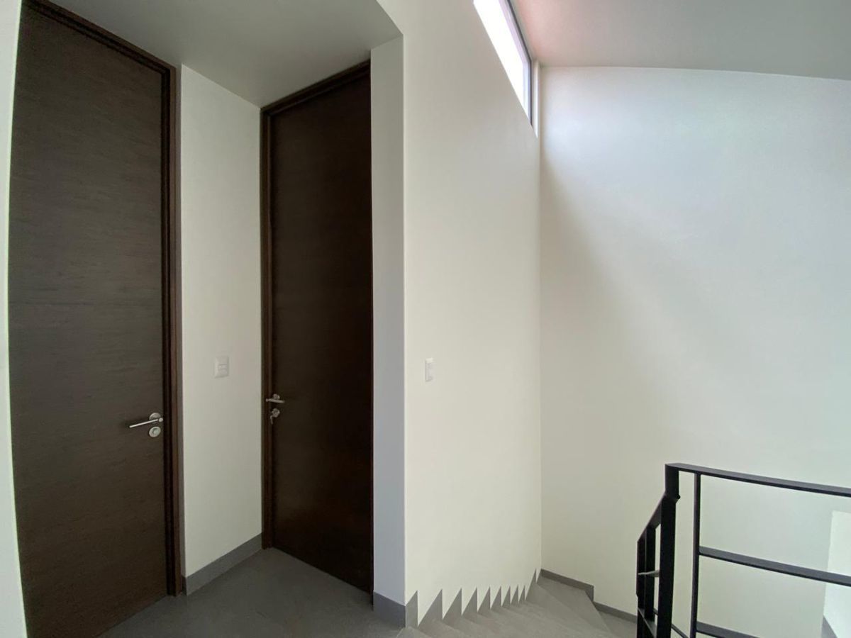 20 de 29: Puerta de Baño compartido y habitación principal.