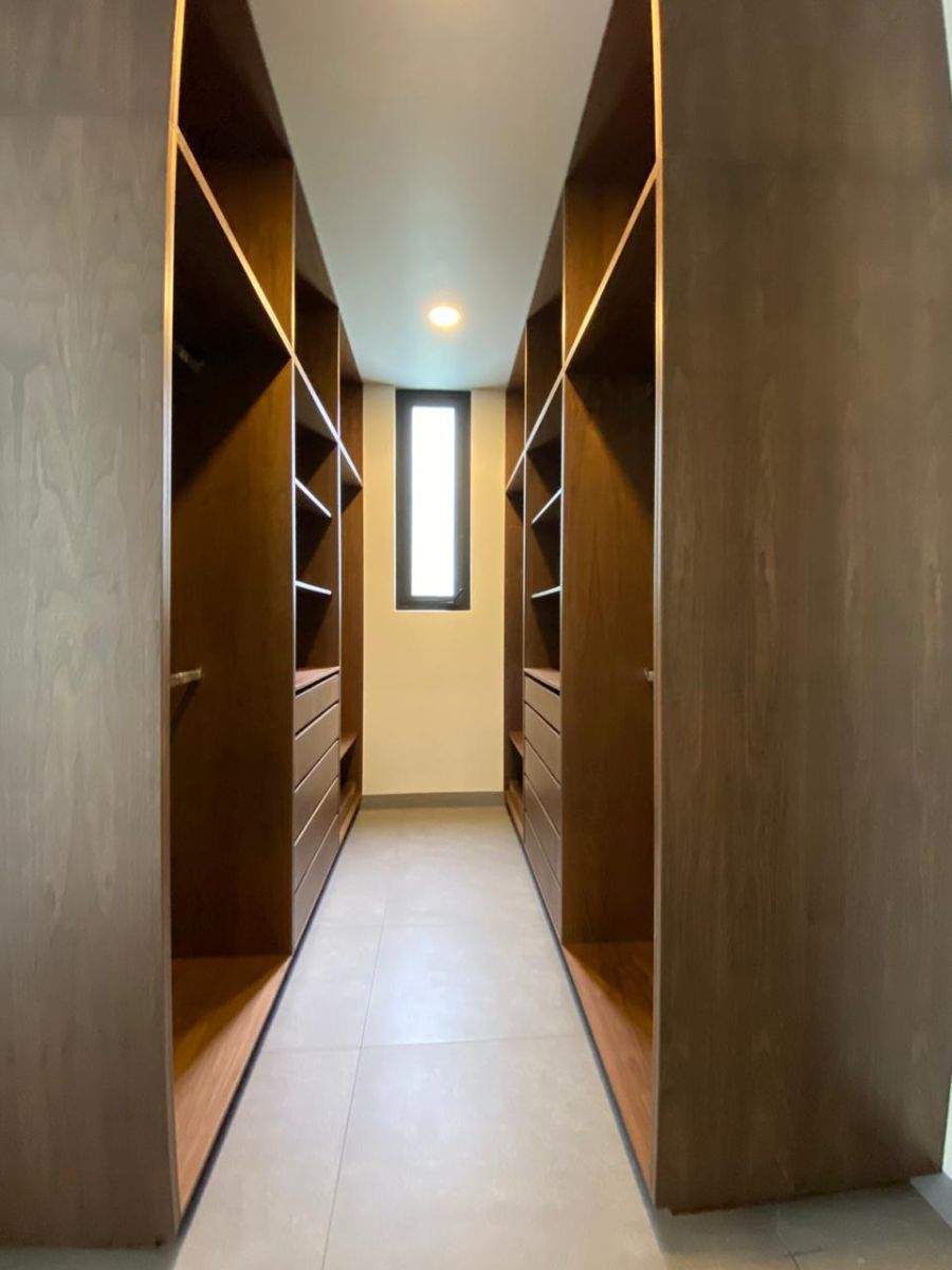 23 de 29: Vestidor en habitación principal.