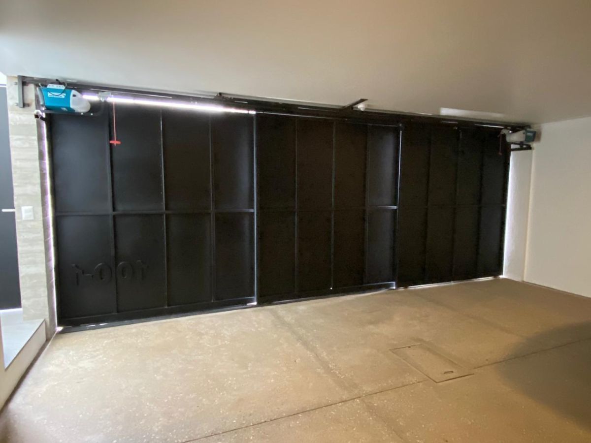 27 de 29: Amplio Garage para dos vehículos