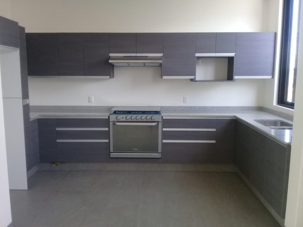 10 de 29: Cocina integral con estufa y campana.