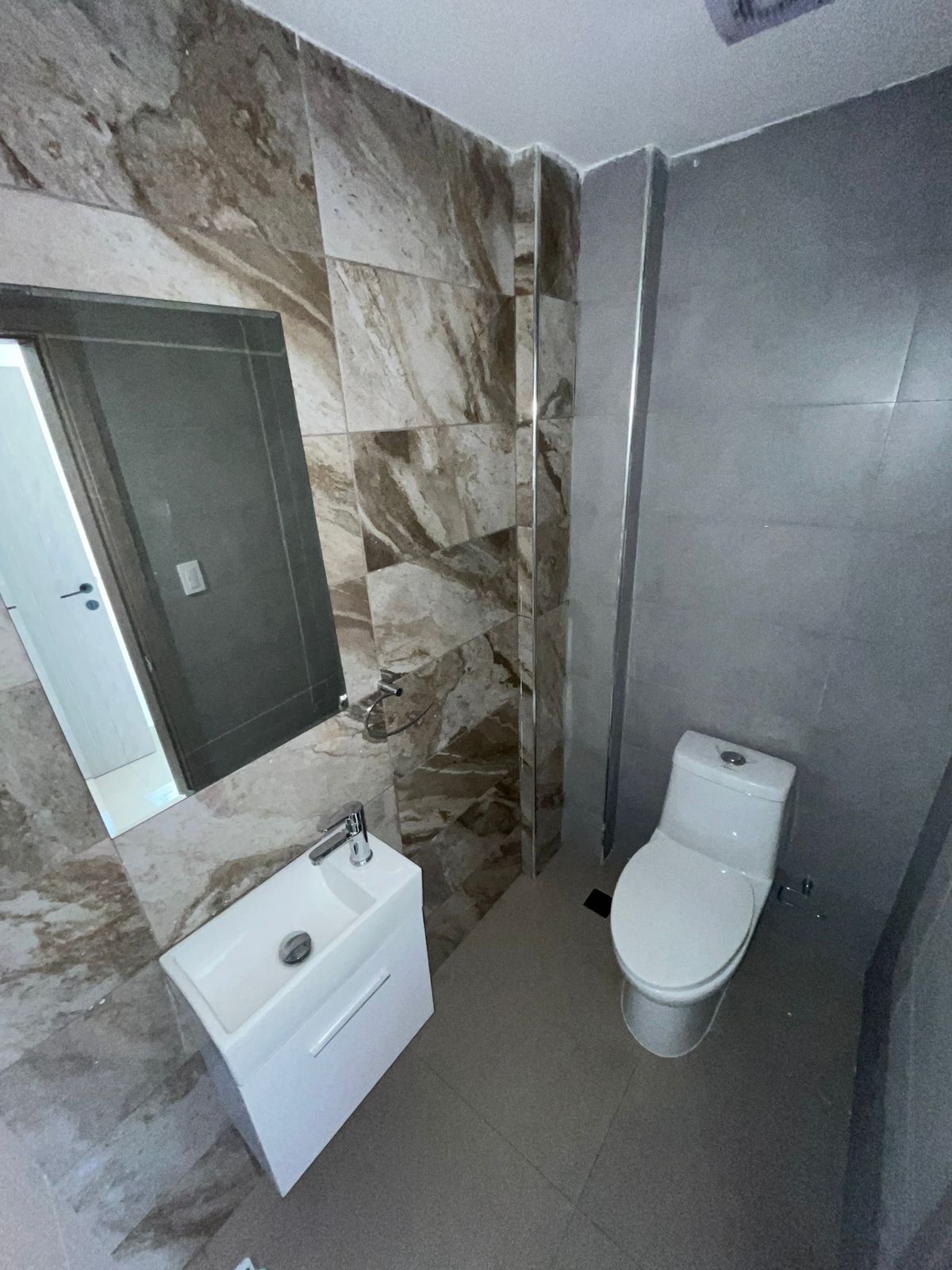 2 de 9: BAñO VISITA