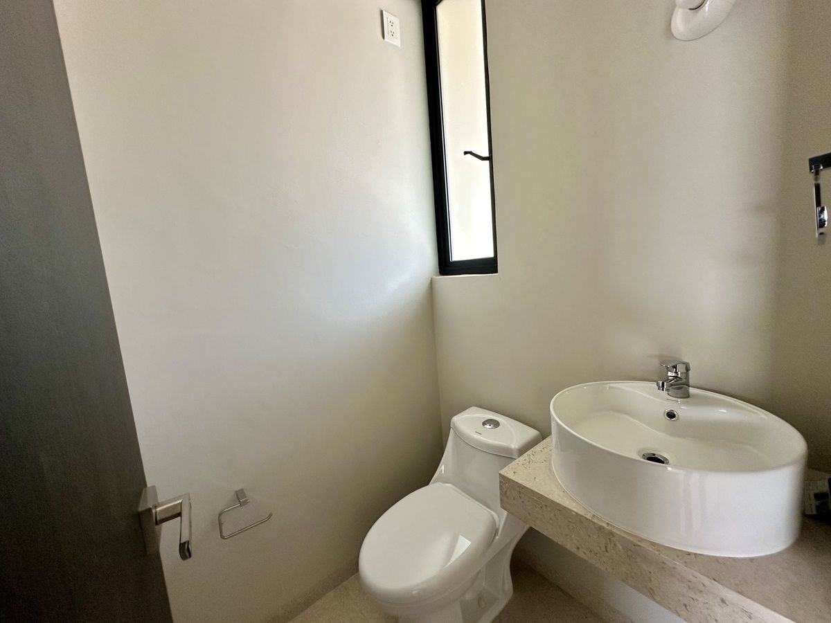 5 de 36: MEDIO BAÑO DE VISITAS