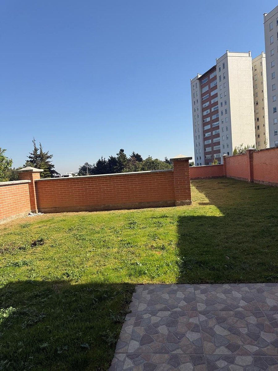 1 of 26: Jardín privado