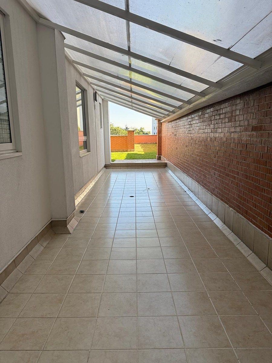 2 of 26: Patio privado