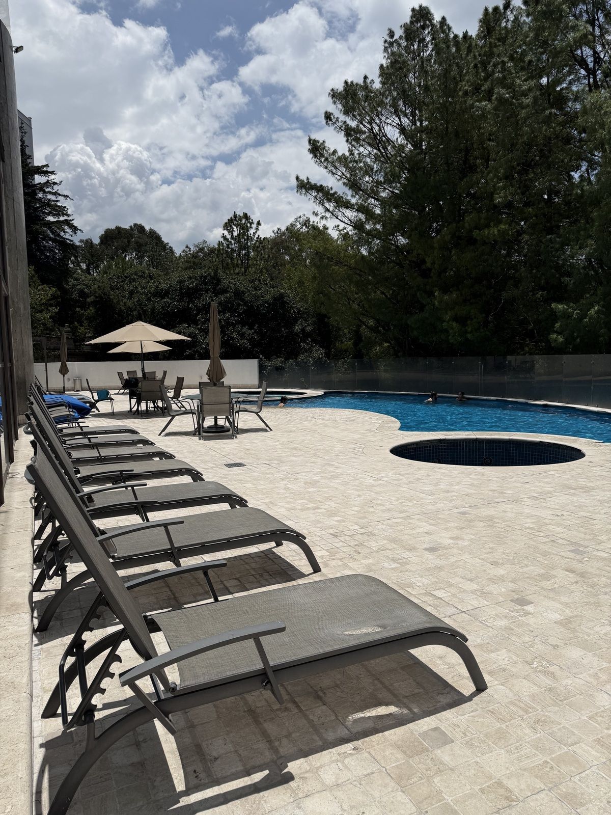 20 of 26: Alberca exterior, chapoteadero y jacuzzi