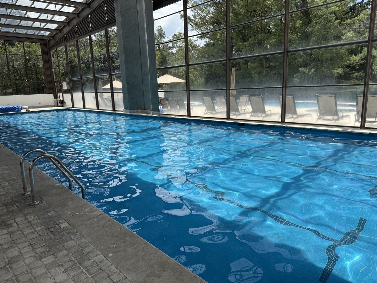 21 de 26: Alberca techada