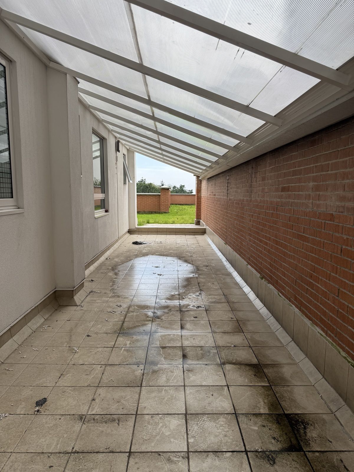 11 de 24: Patio de 90 mts2 que conduce al jardín de 100 mts2. Pivados!